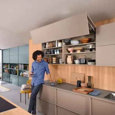 Montaje de sistema de elevación y amortiguación Blum Aventos para muebles altos de cocina en Valencia y Castellon